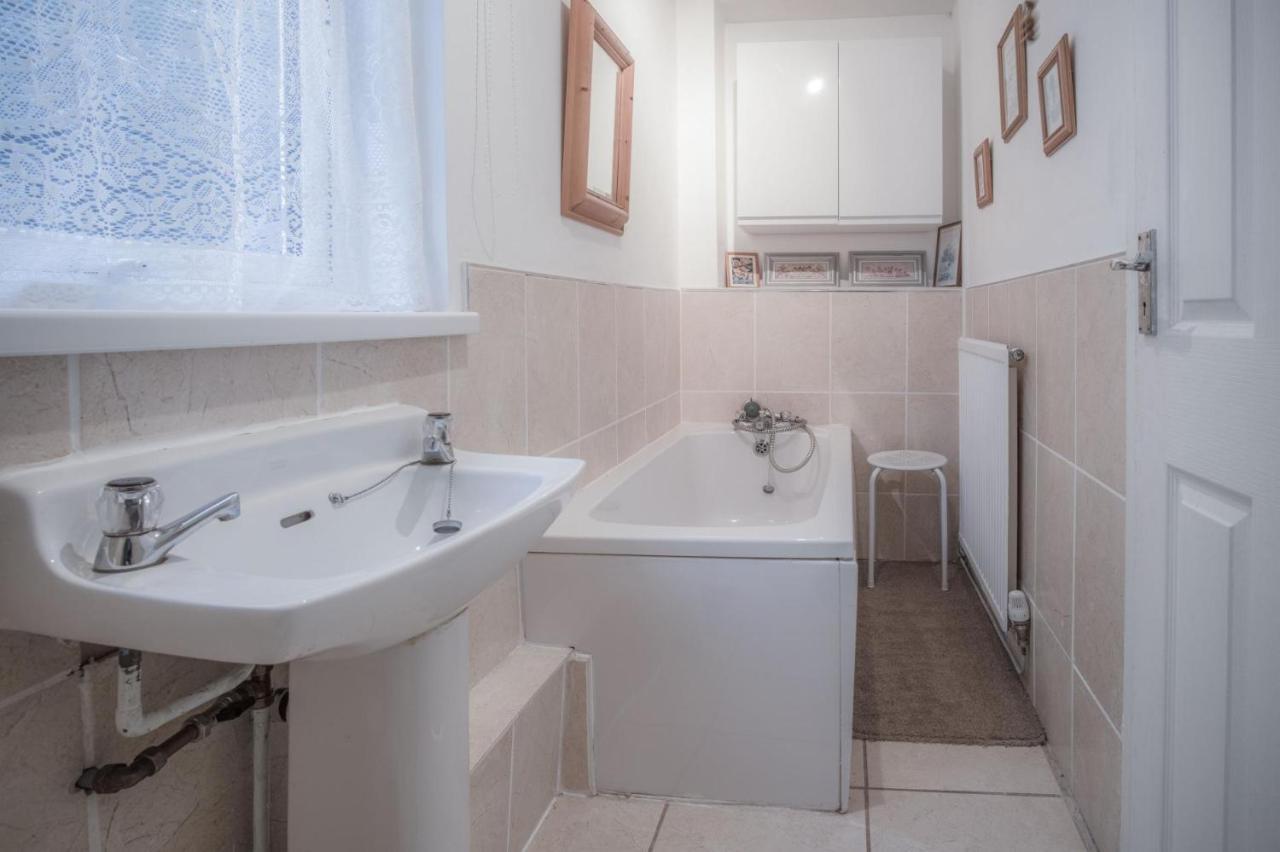 Maytree Cottage - 4 Bedroom Holiday Home - Tenby Exteriör bild